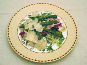bunter Salat mit grünem Spargel und Parmesan