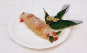 Schaumrolle mit Holunderblütenfülle