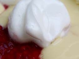 Schneenockerl mit Vanillesauce