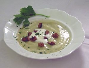 Selleriecremesuppe mit Schwarzbrot-Croutons