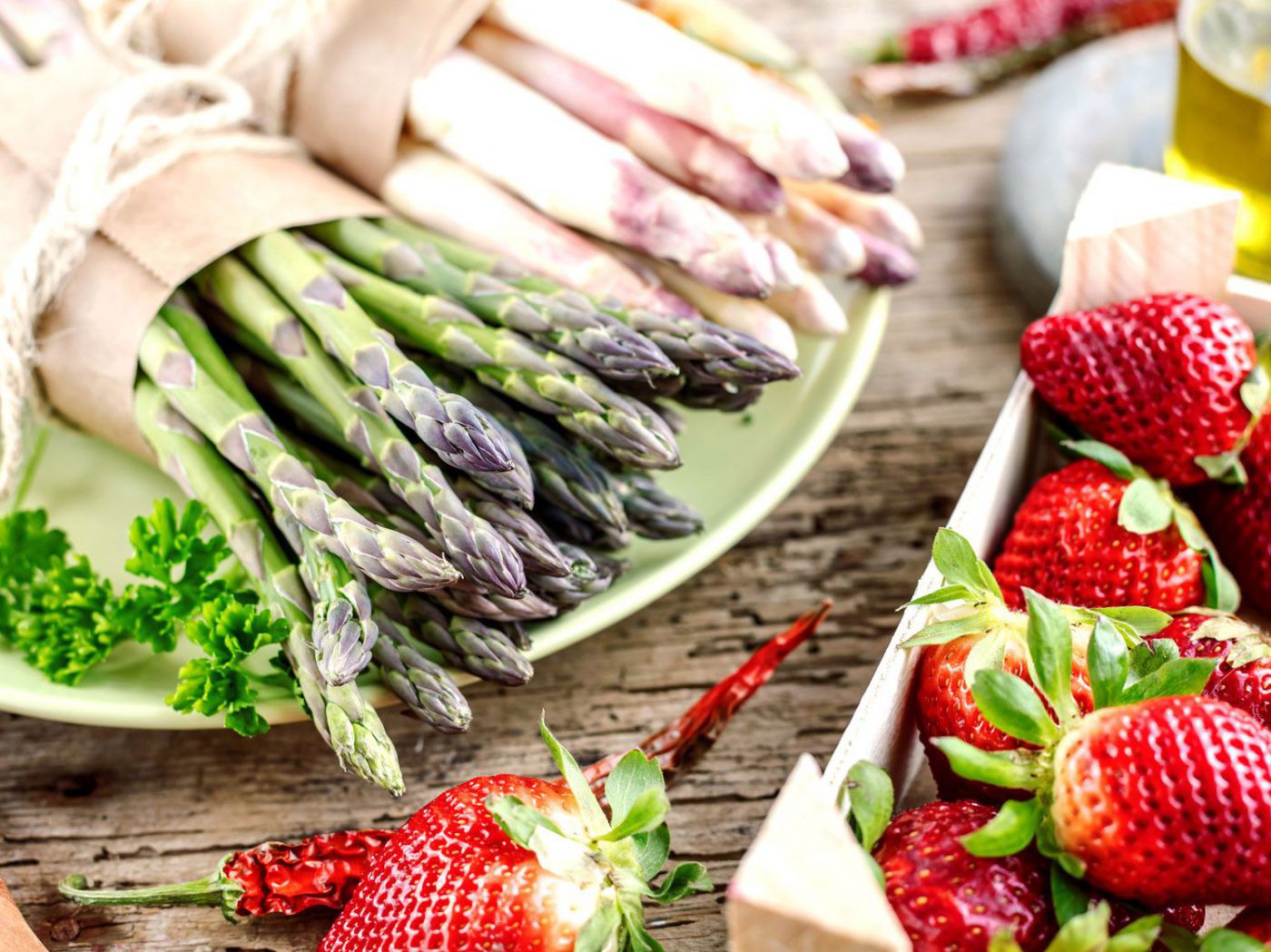 Spargel und Erdbeeren