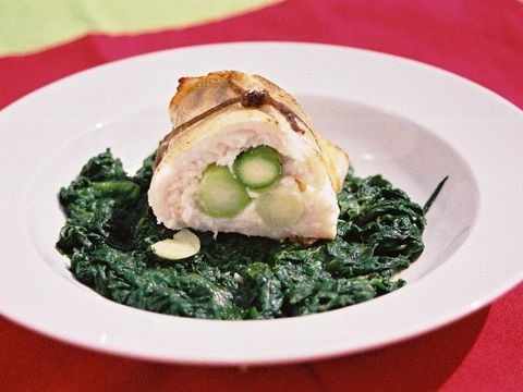 Zanderröllchen mit Spargel auf Blattspinat