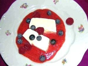 Joghurt-Terrine mit Fruchtsauce