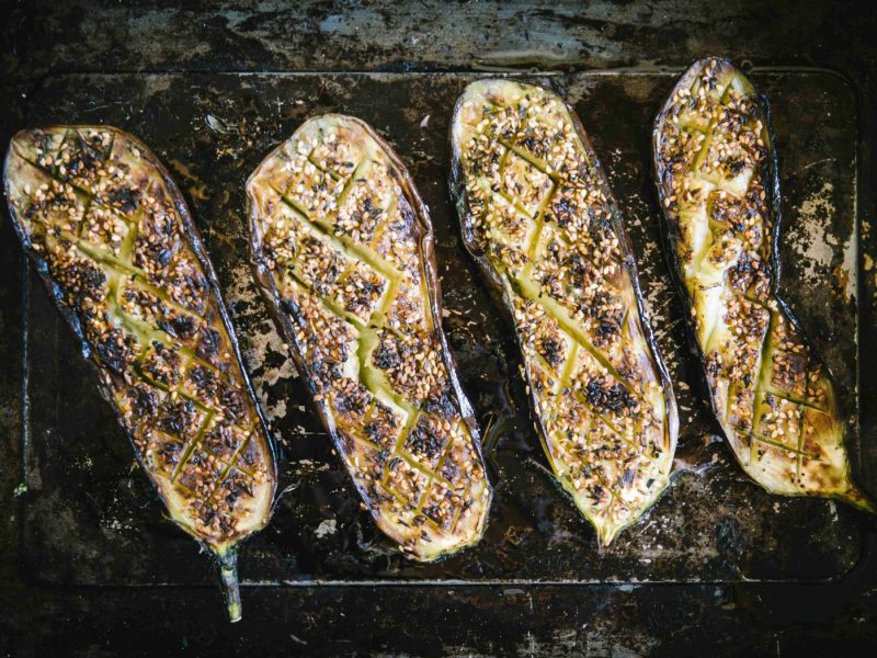 4 gegrillte Melanzani auf einem Grill