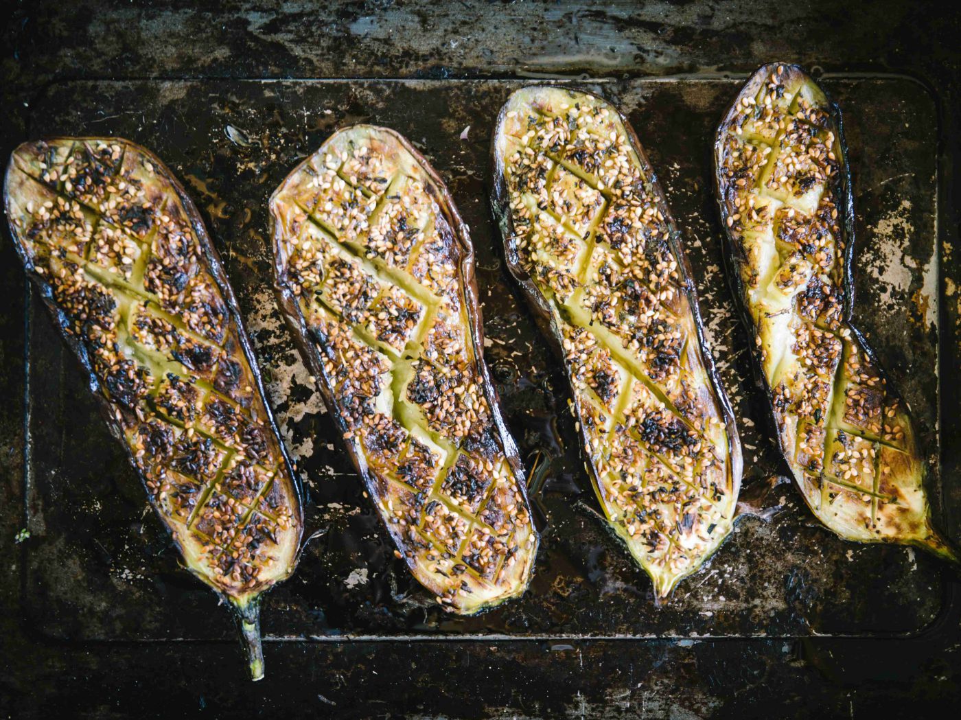 4 gegrillte Melanzani auf einem Grill