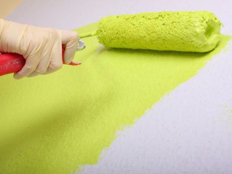 Wand mit Roller ausmalen