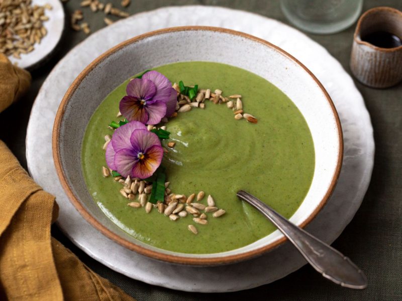 Bärlauchcremesuppe mit Blüten dekoriert