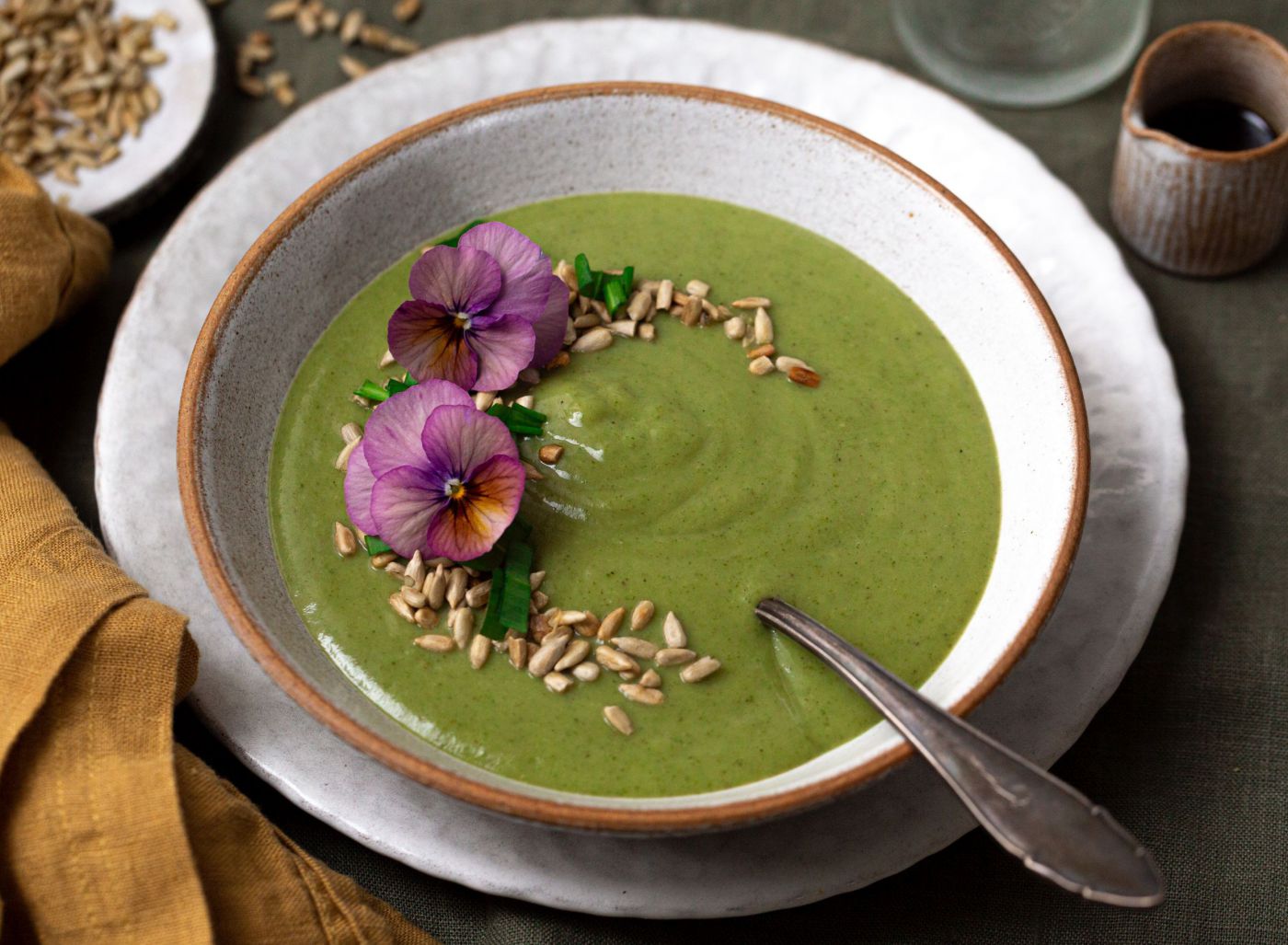 Bärlauchcremesuppe mit Blüten dekoriert