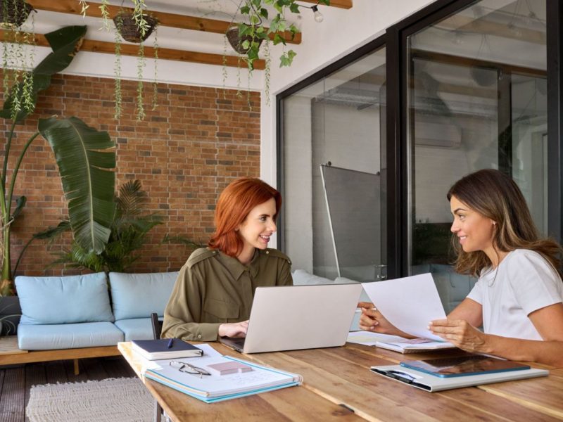Beratungssituation von zwei Frauen in einem begrünten Büro