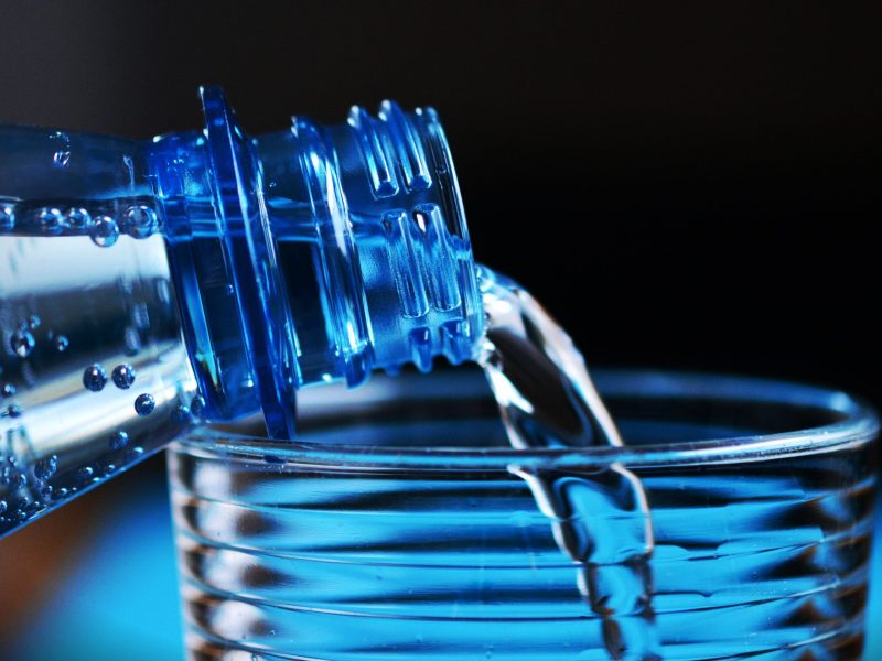 Mineralwasser aus Plastikflasche