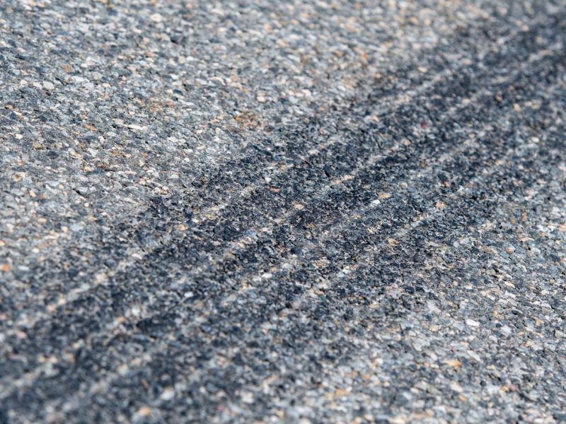 bremsspur-reifenabrieb-mikrofaser_mhp_adobestock_216927441