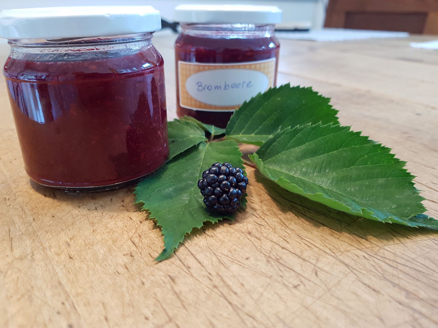 fertige Brombeermarmelade im Glas