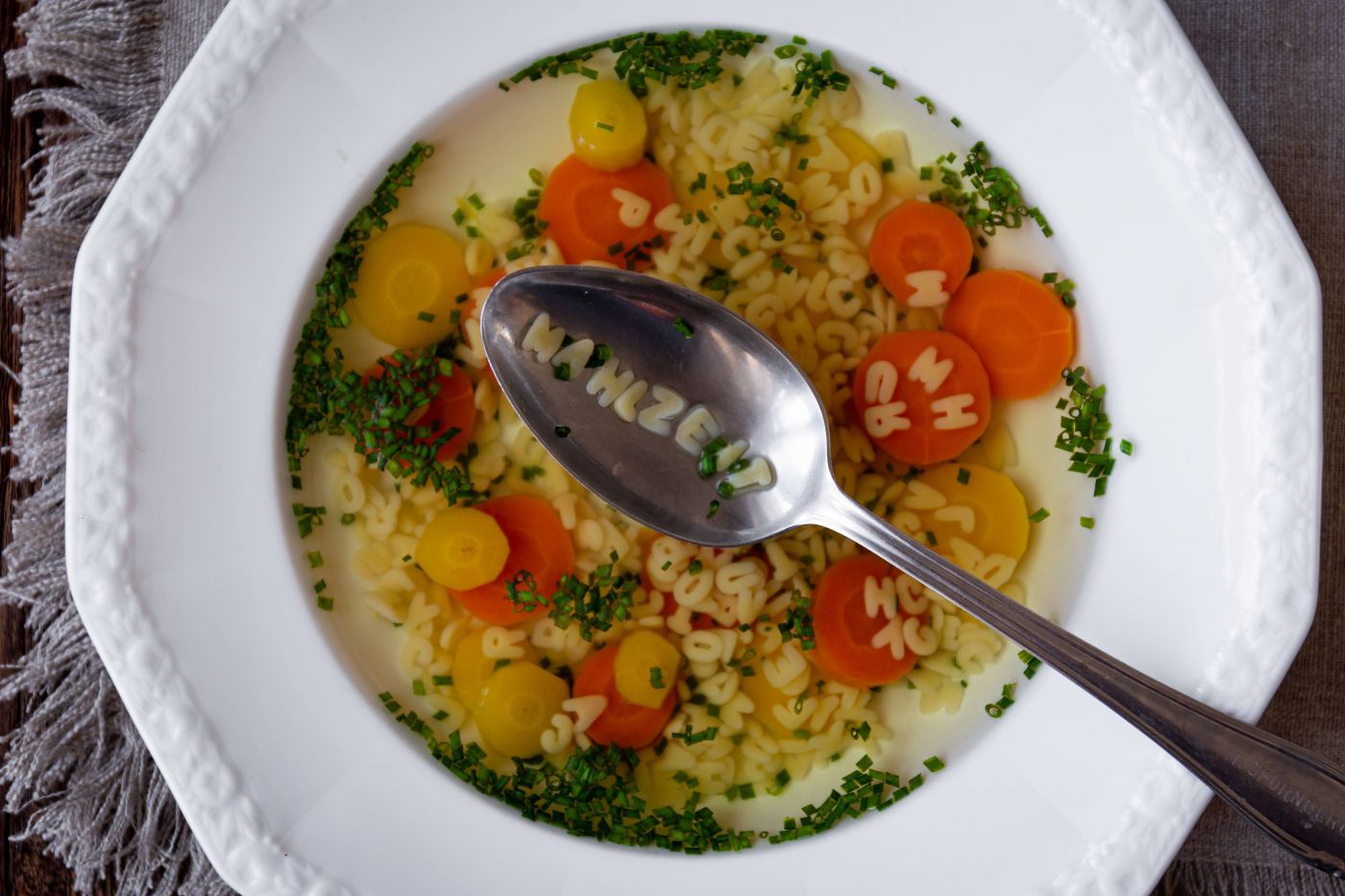 Klare Gemüsesuppe mit Schnittlauch