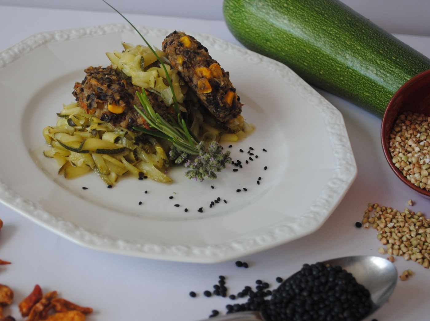 Buchweizen-Linsen-Puffer mit Zucchinikraut
