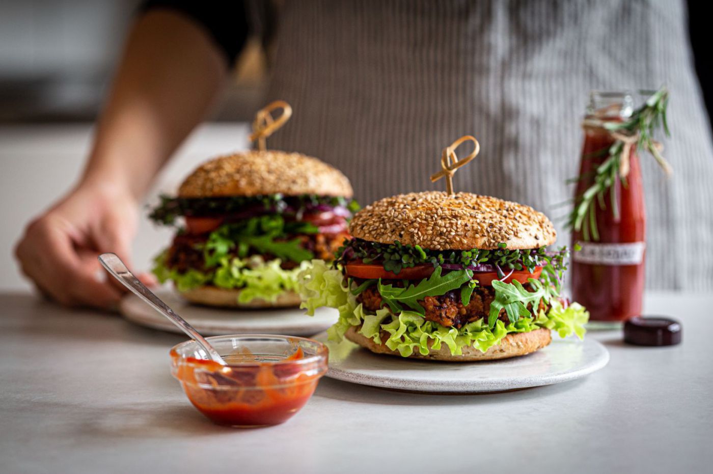 zwei Veggie-Burger mit Ketchup