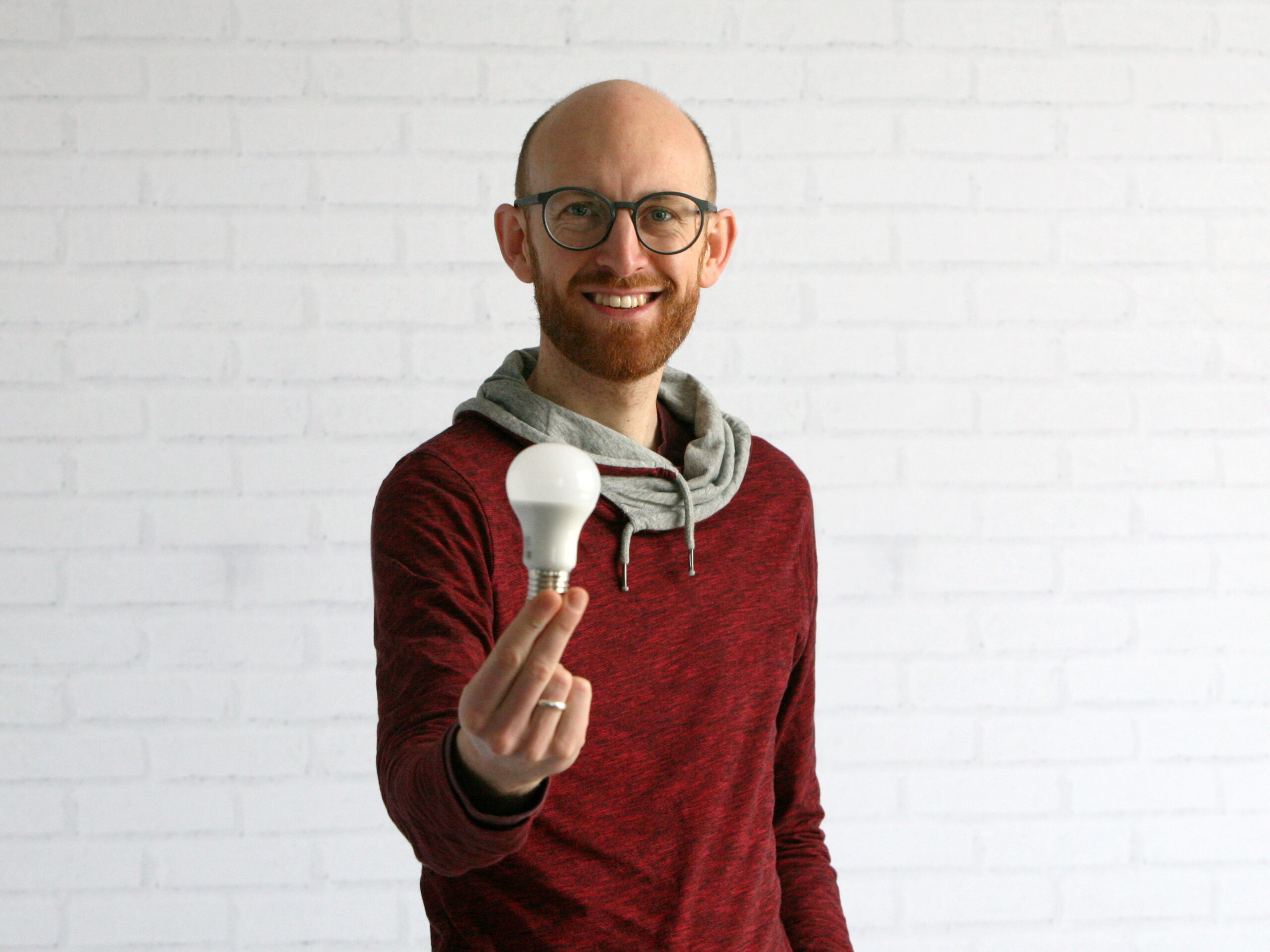 Energieberater mit Lampe