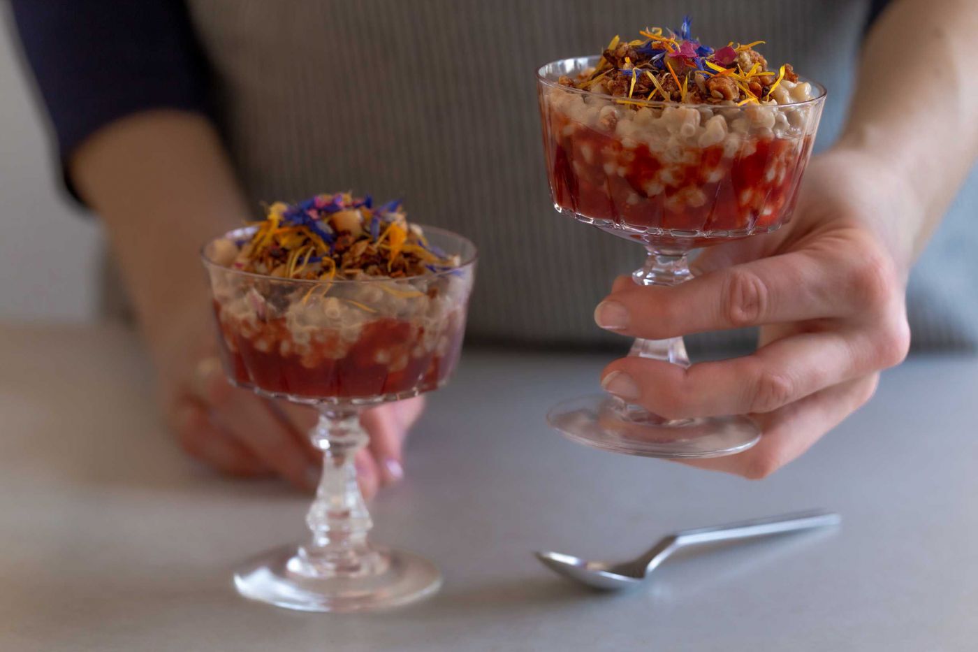 Dinkel-Milchreis serviert mit essbaren Blüten und Marmelade