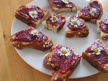 Dirndlmarmelade auf Brot