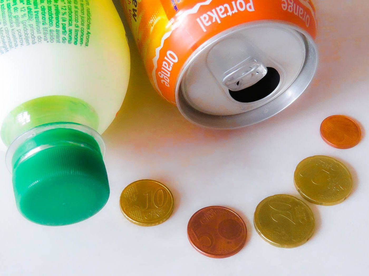Dose, Plastikflasche und Münzen
