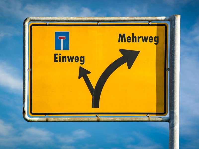 Schild mit Mehrweg und Einweg