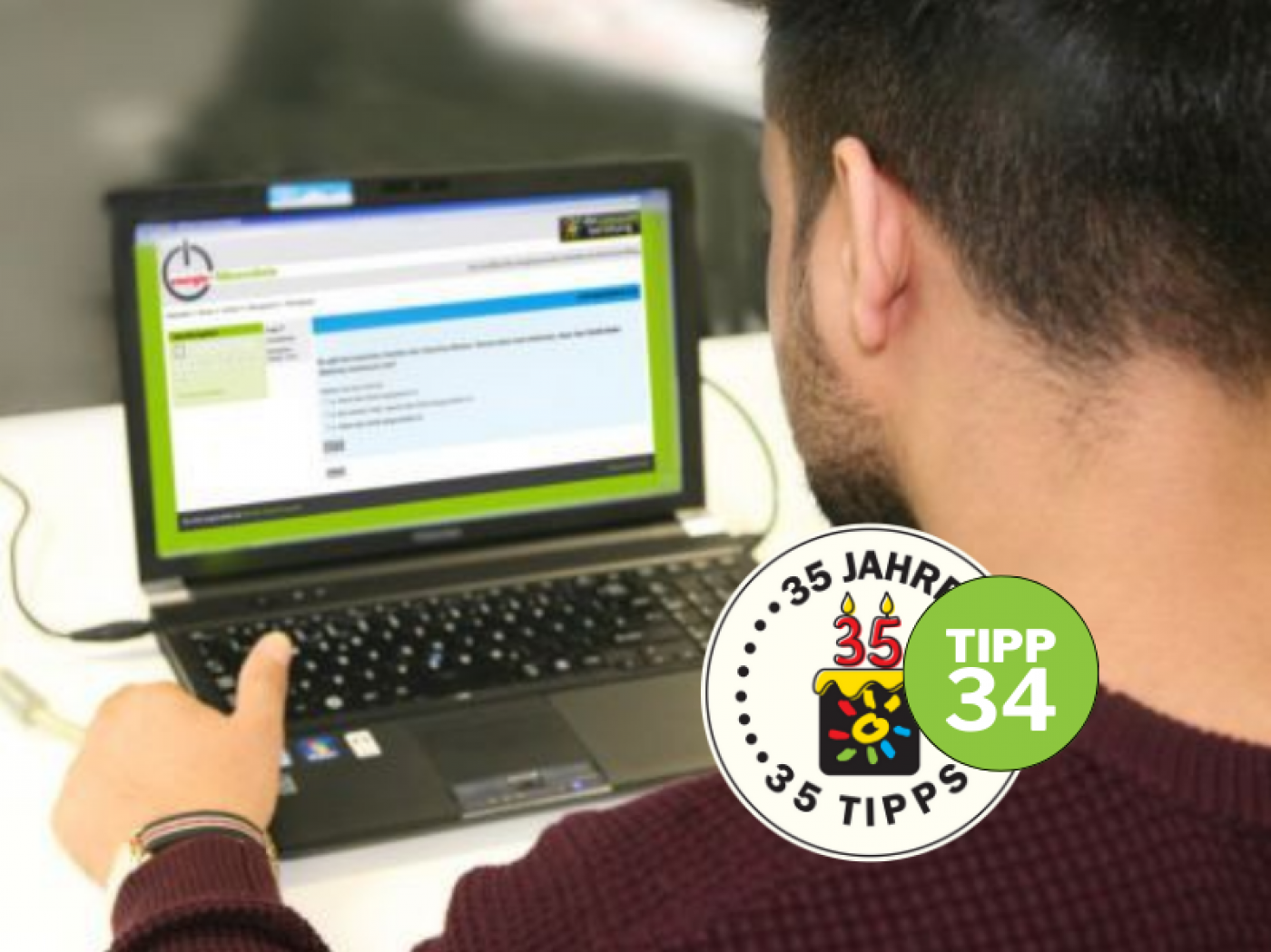 Mann vor Laptop mit dem energie-führerschein geöffnet
