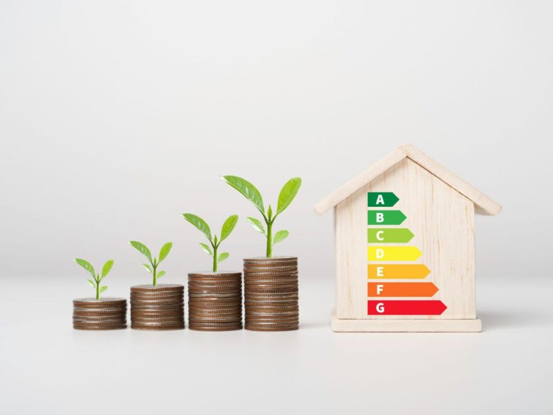 Energieeffizienzskala mit Münzen