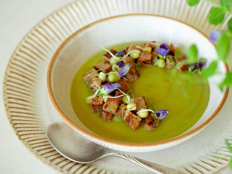 Erbsensuppe im Teller