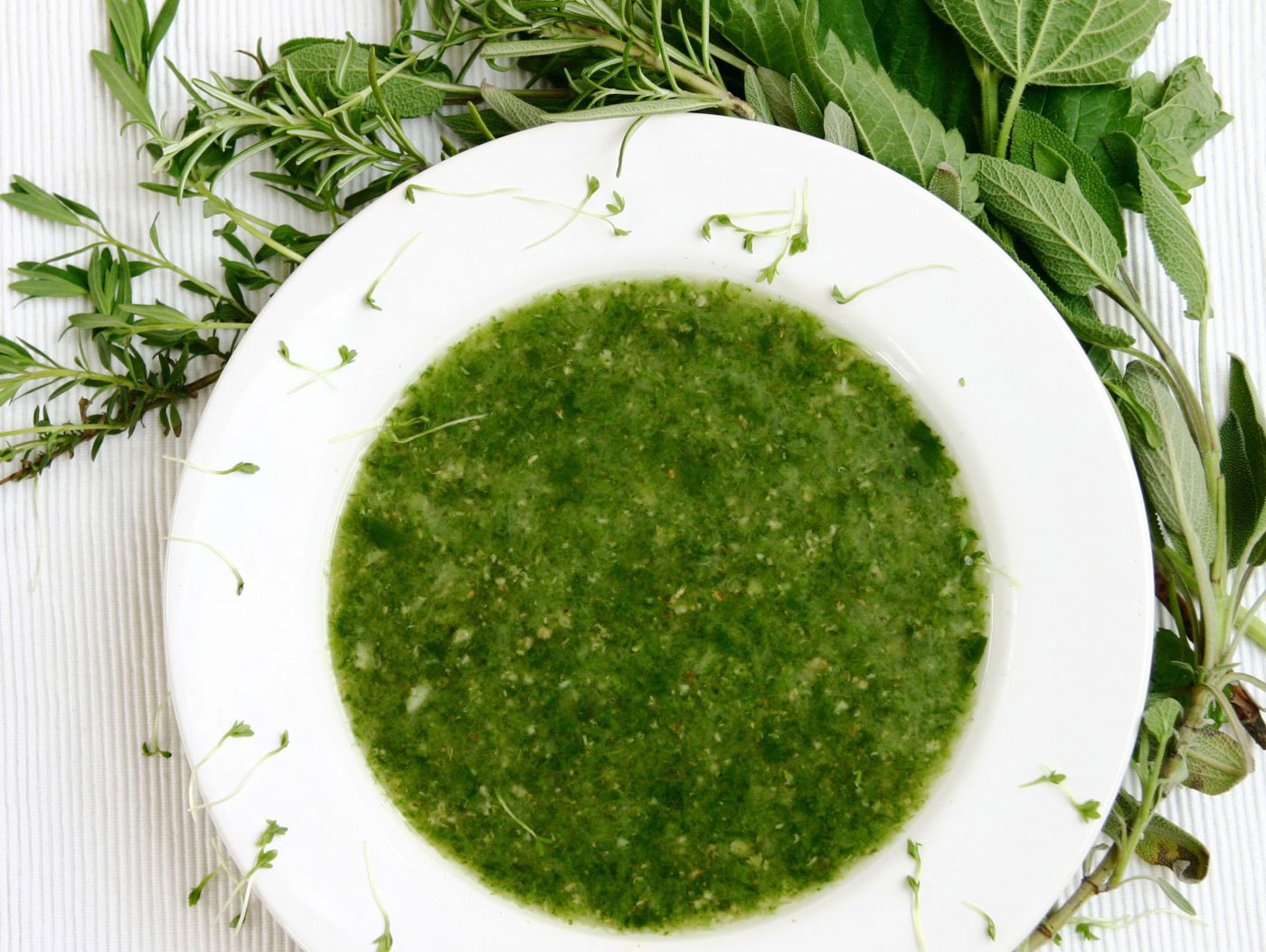 Gartenkräutersuppe mit vielen frischen Kräutern