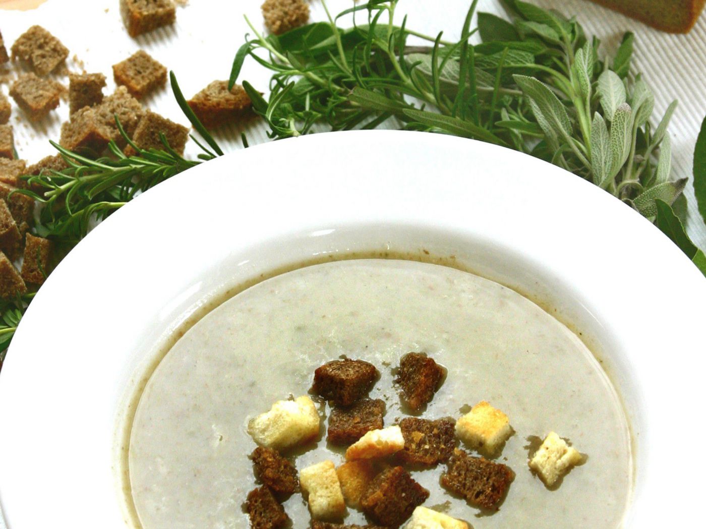 Brotsuppe mit frischen Kräutern
