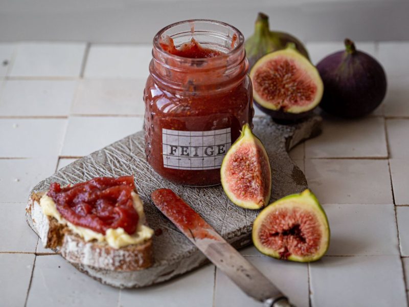 Frische Feigenmarmelade mit Feigen und Brot mit Marmelade