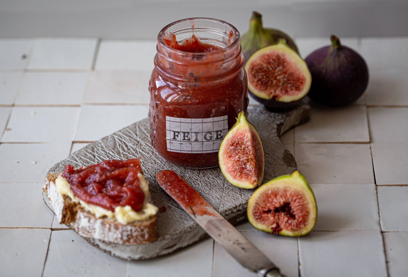 Frische Feigenmarmelade mit Feigen und Brot mit Marmelade