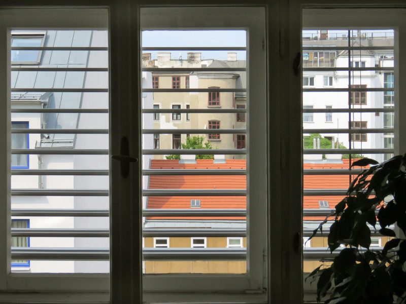 Geschlossenes Fenster mit Außenjalousie