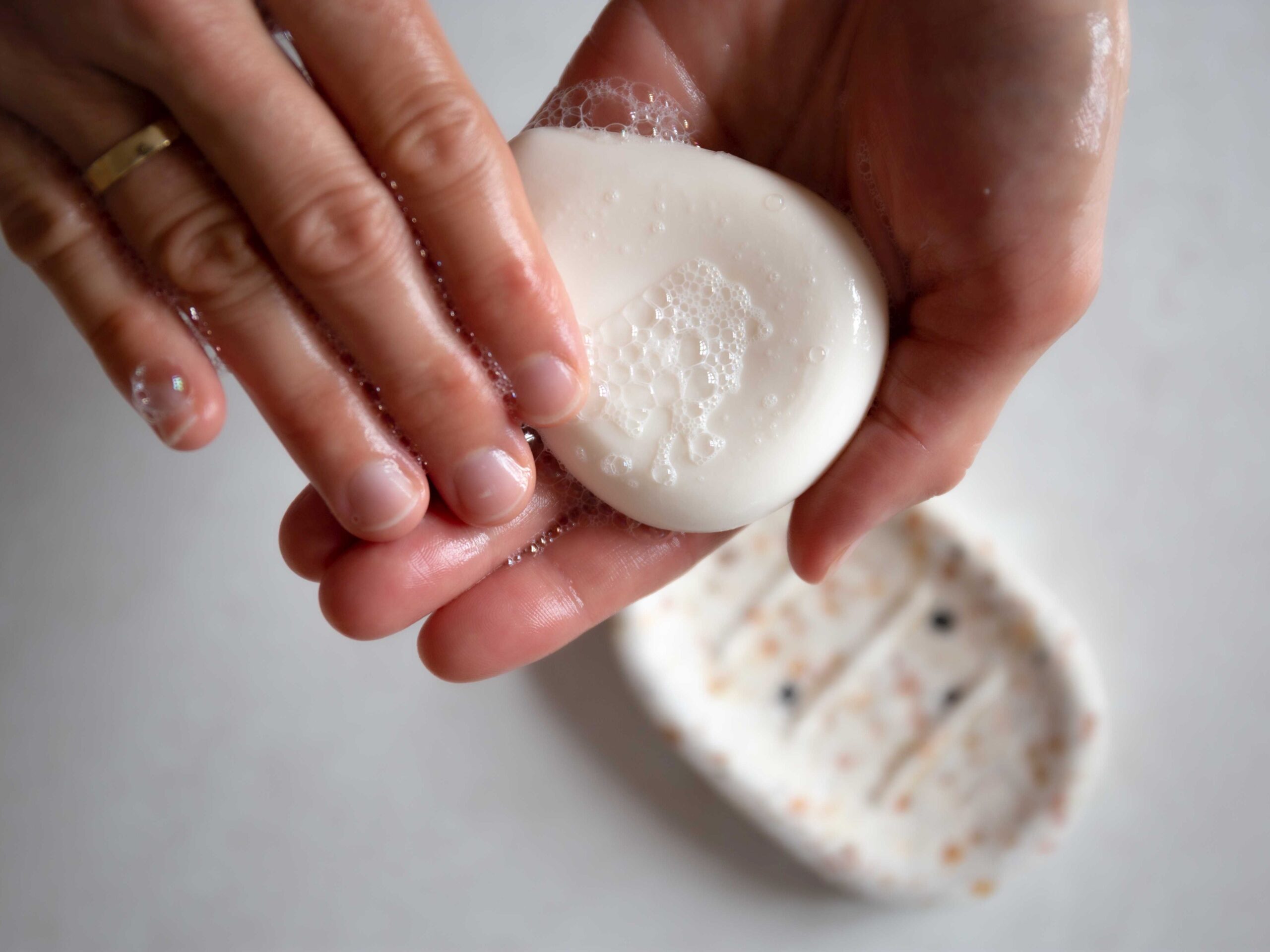 Shampoo-Stück in der Hand