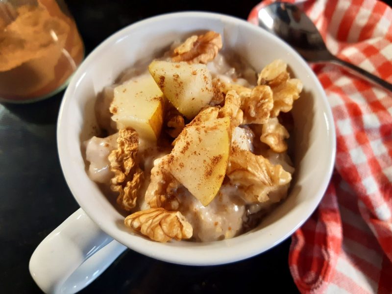 Häferl gefüllt mit Haferbrei, Nüssen und Früchten