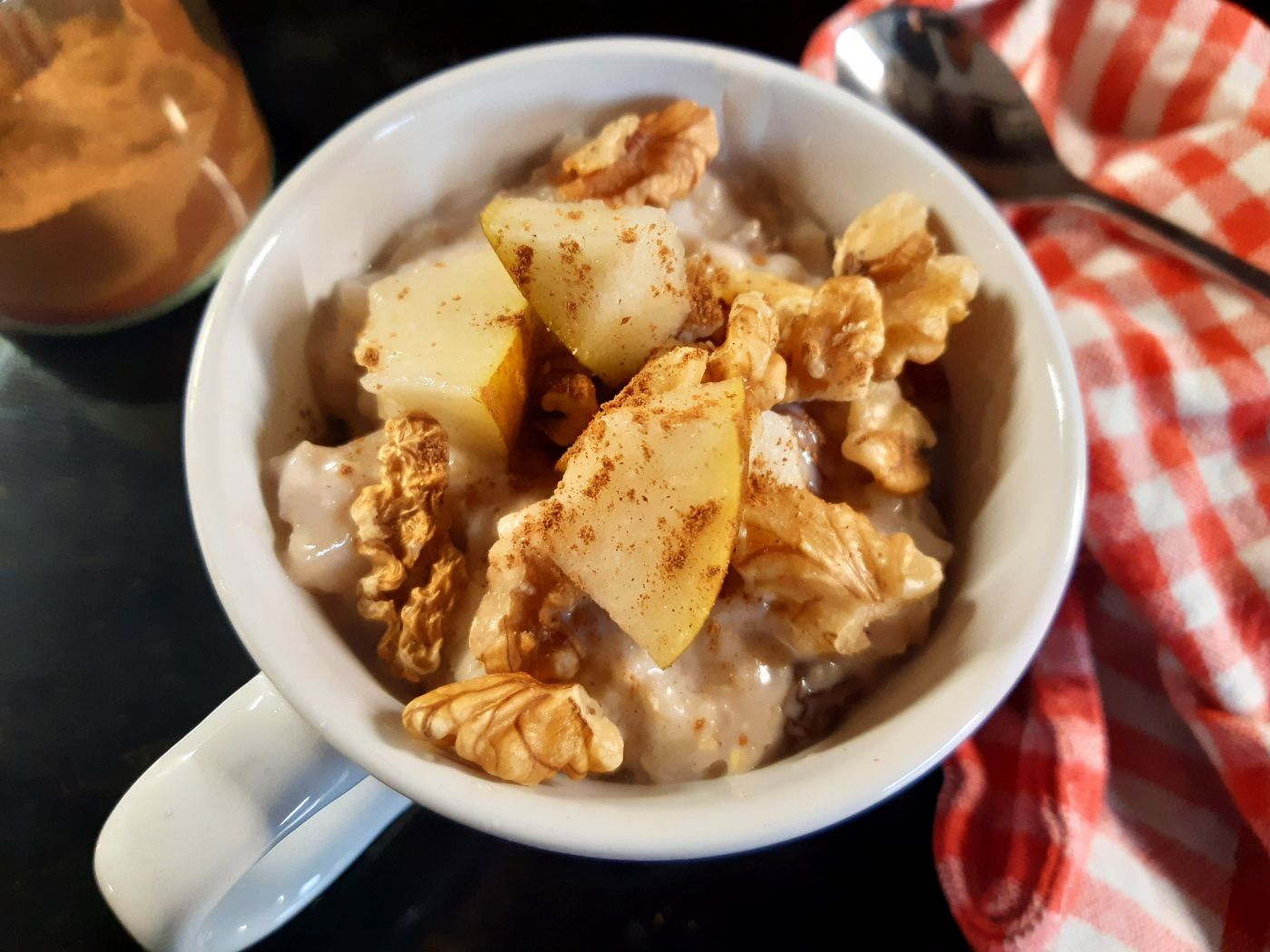 Häferl gefüllt mit Haferbrei, Nüssen und Früchten