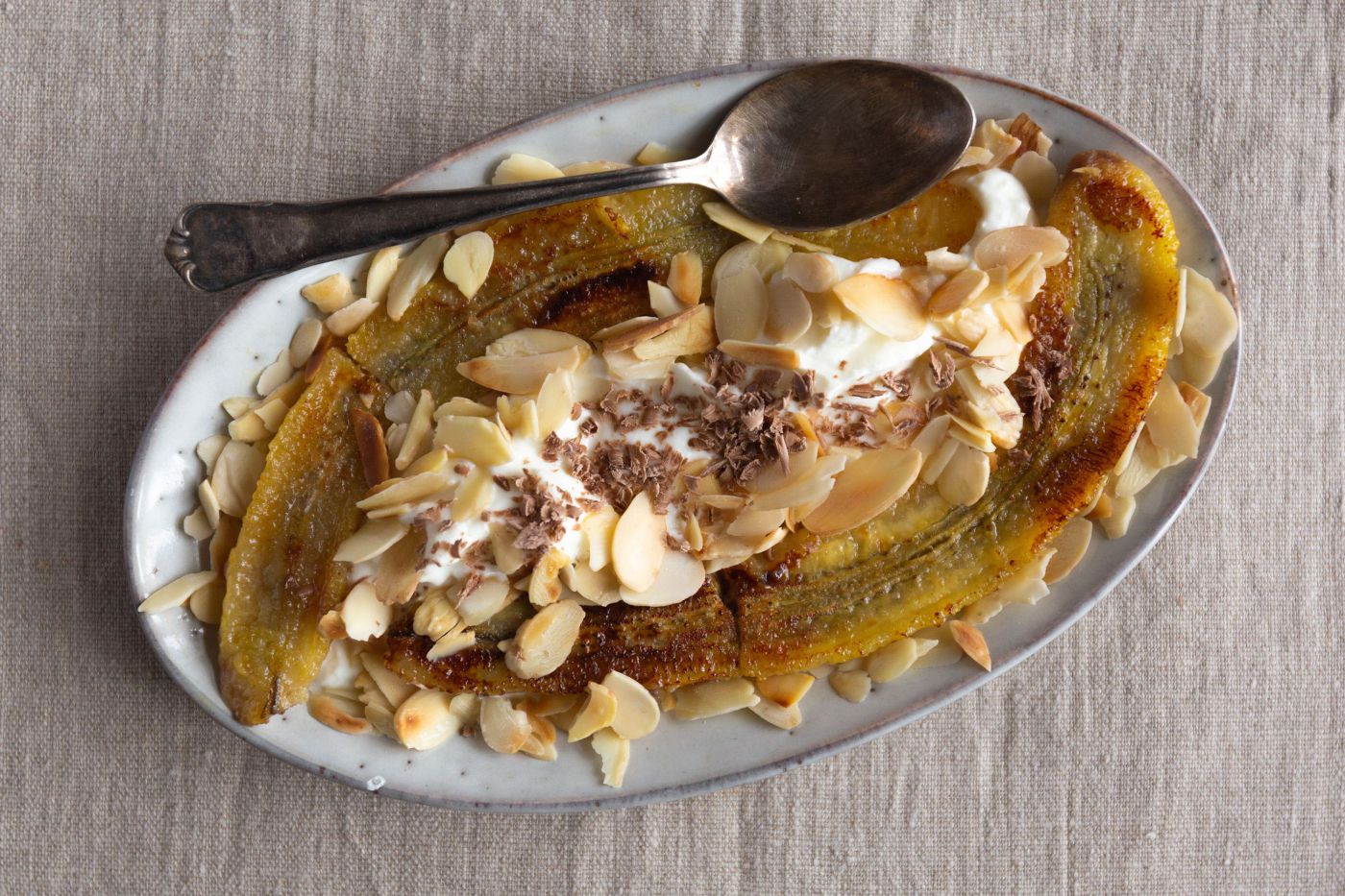 Gebratene Banane mit Joghurt, Mandelsplitter und Schokolade