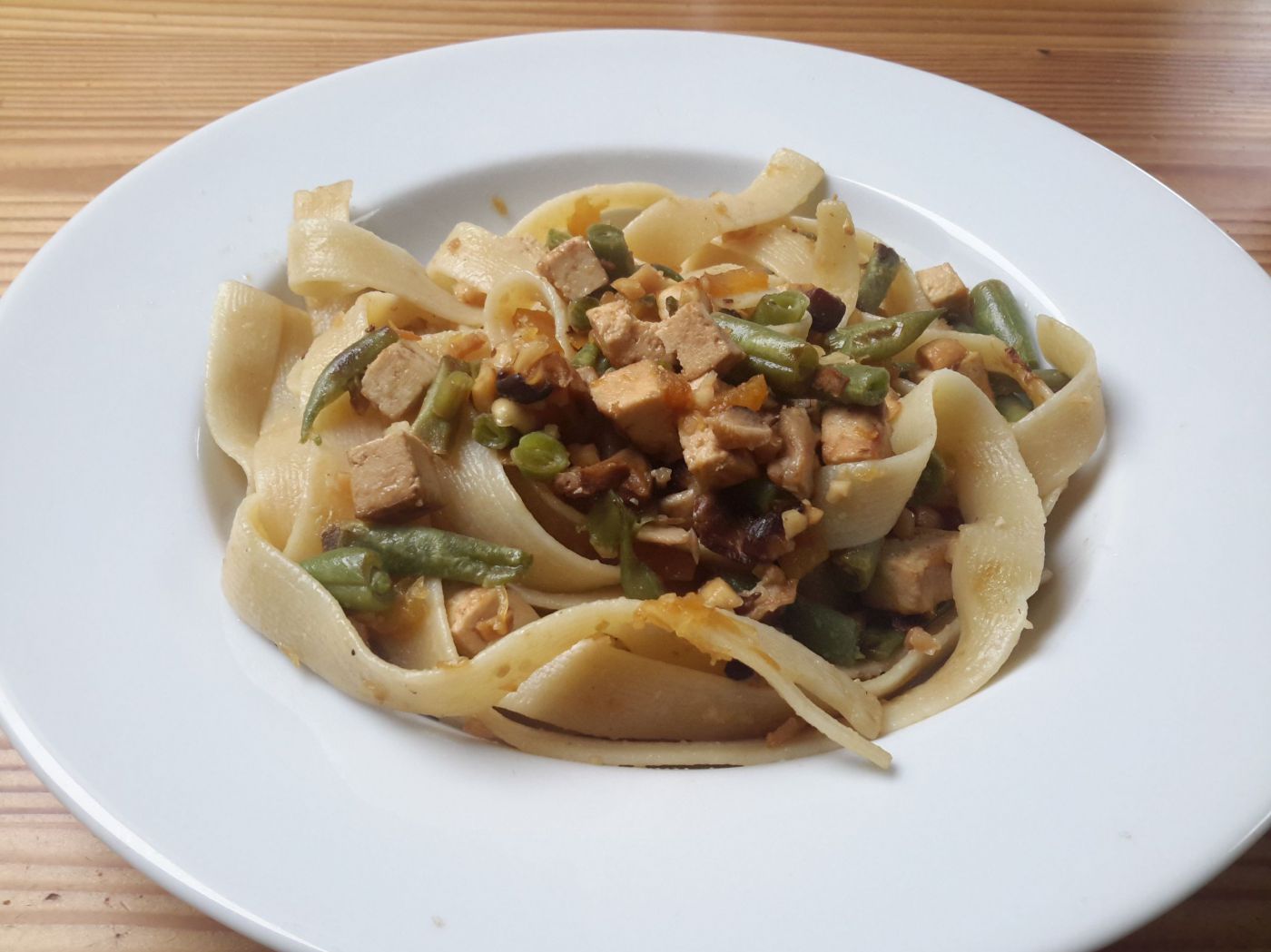 Gebratene Nudeln mit Shiitakepilzen