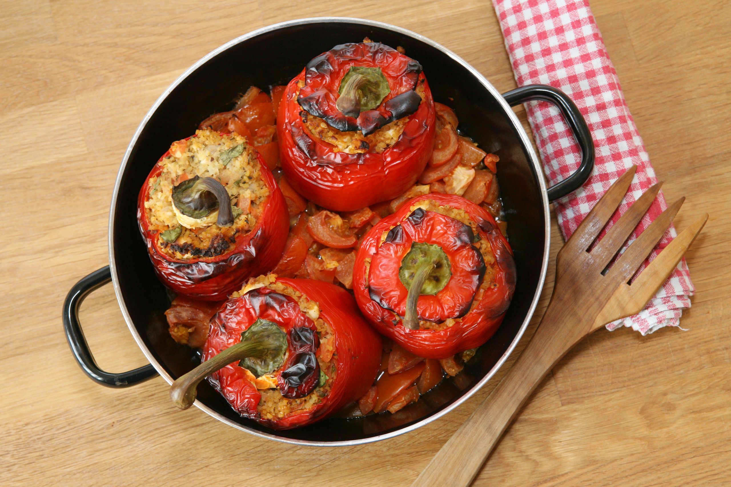 Gefüllte Paprika mit Bulgur und Paradeissauce
