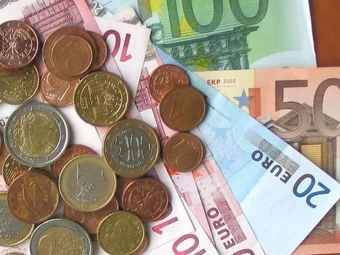 Münzen und Geldscheine