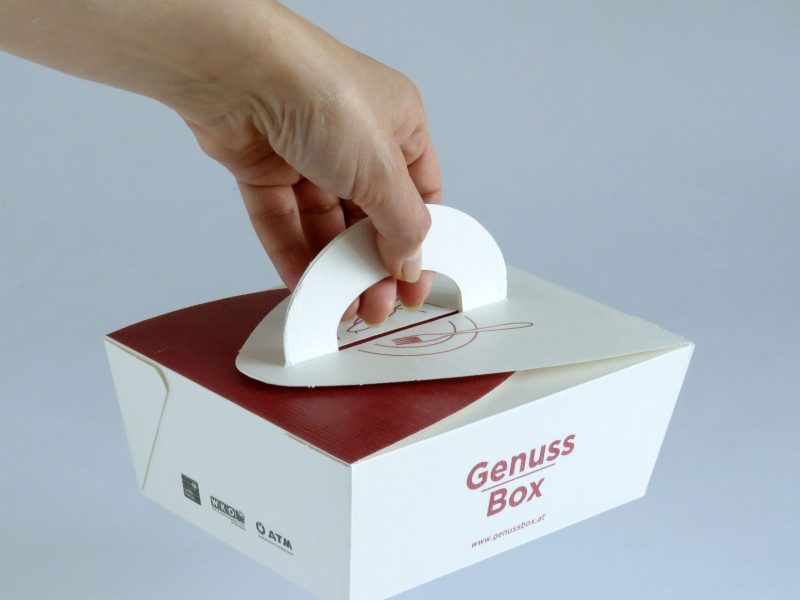 Genussbox wird am Griff getragen