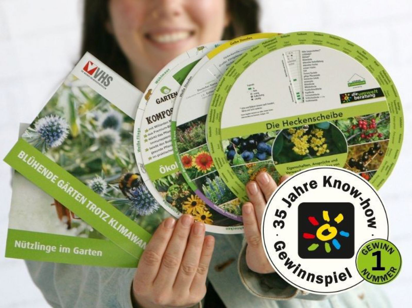 Eine Frau hält Printprodukt in den Händen.