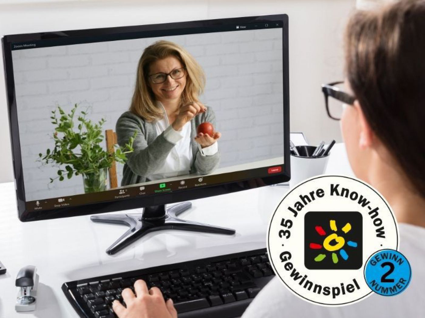 Frau ist am Bildschirm zu sehen.