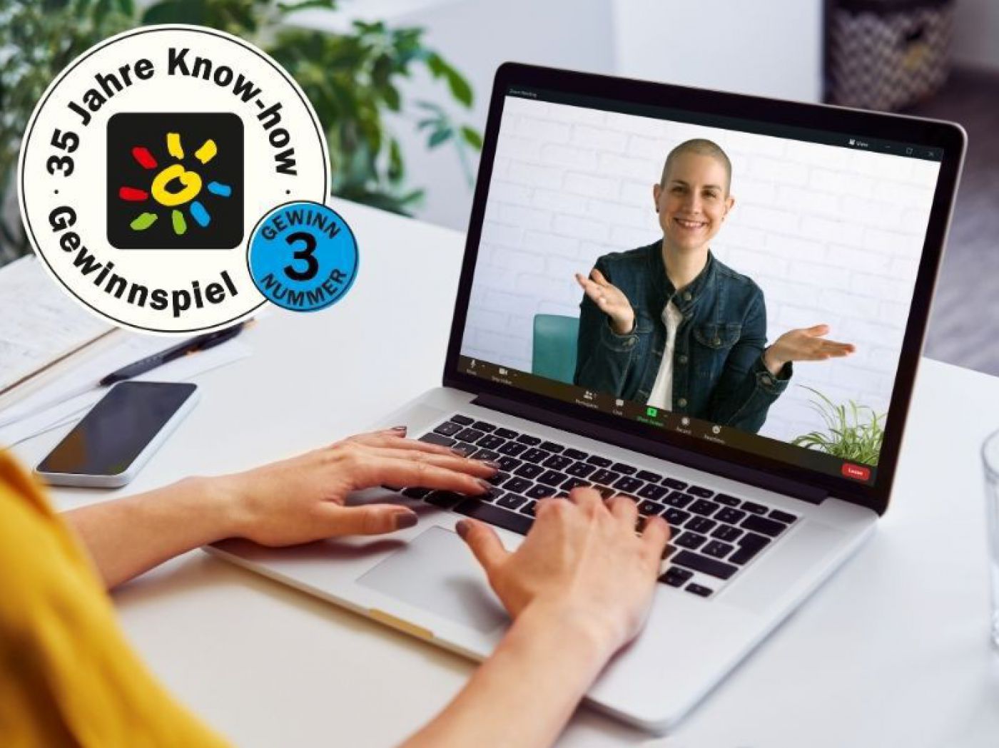 Frau ist am Laptop-Bildschirm zu sehen.
