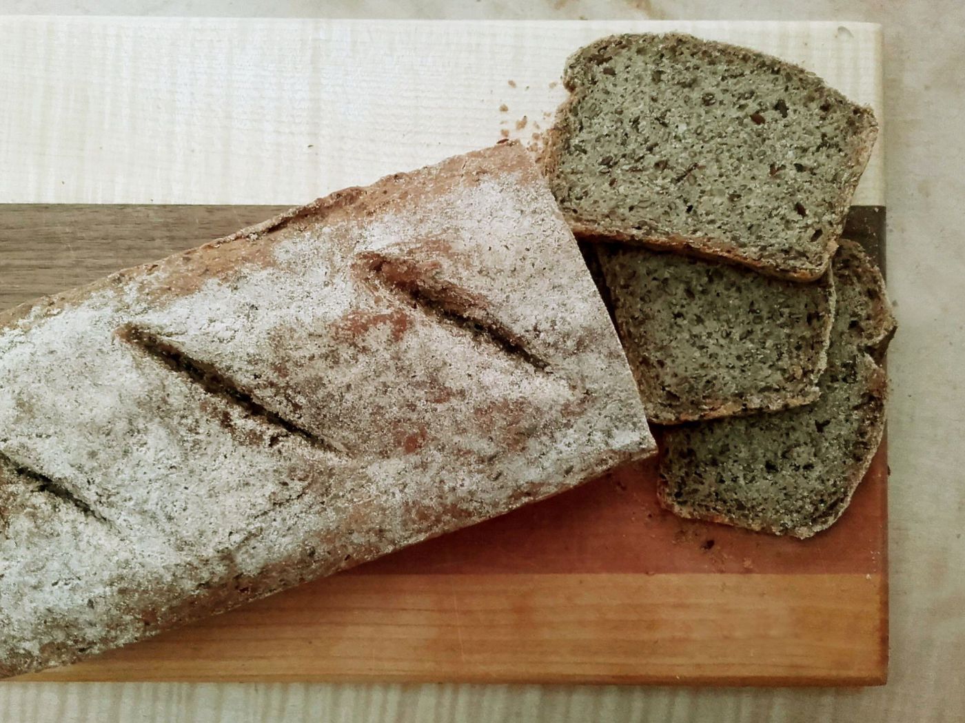 glutenfreies Brot auf einem Holzbrett