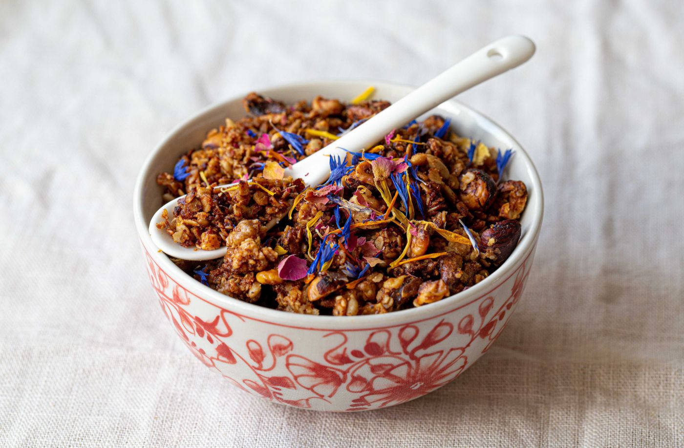 Schüssel mit Granola und essbaren Blüten