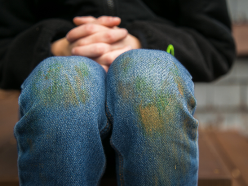 Grasflecken auf Jeanshose