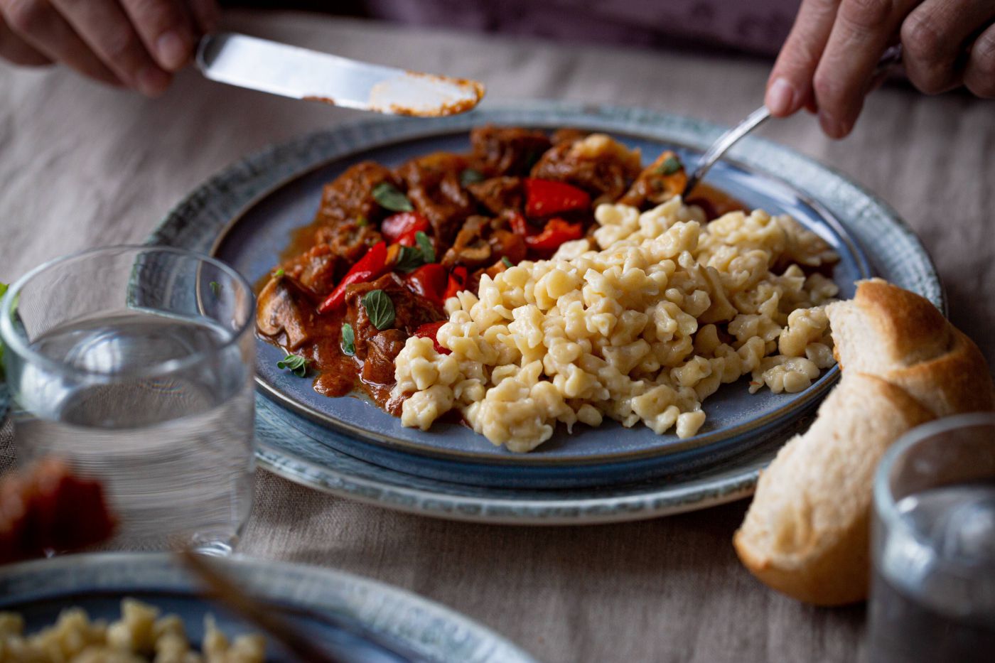 Gulasch mit Spätzle und Brot