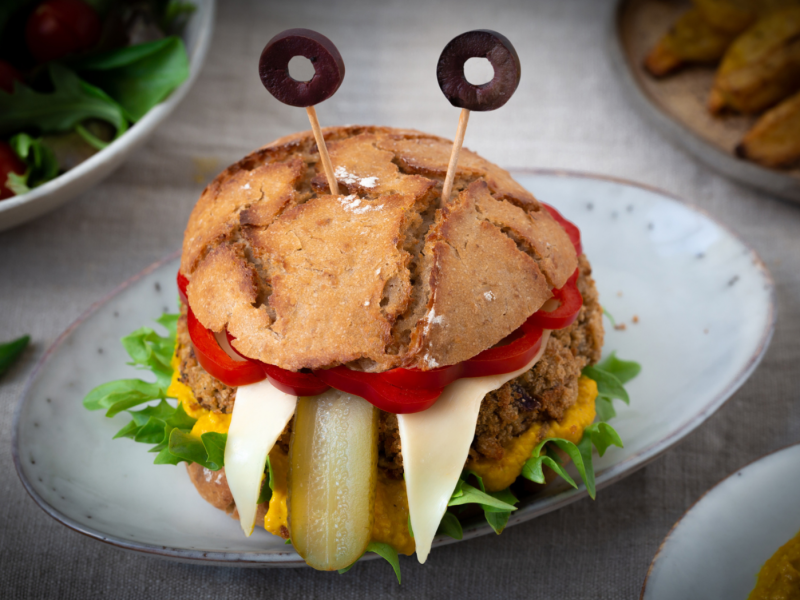 Burger, der wie ein Monster dekoriert ist.