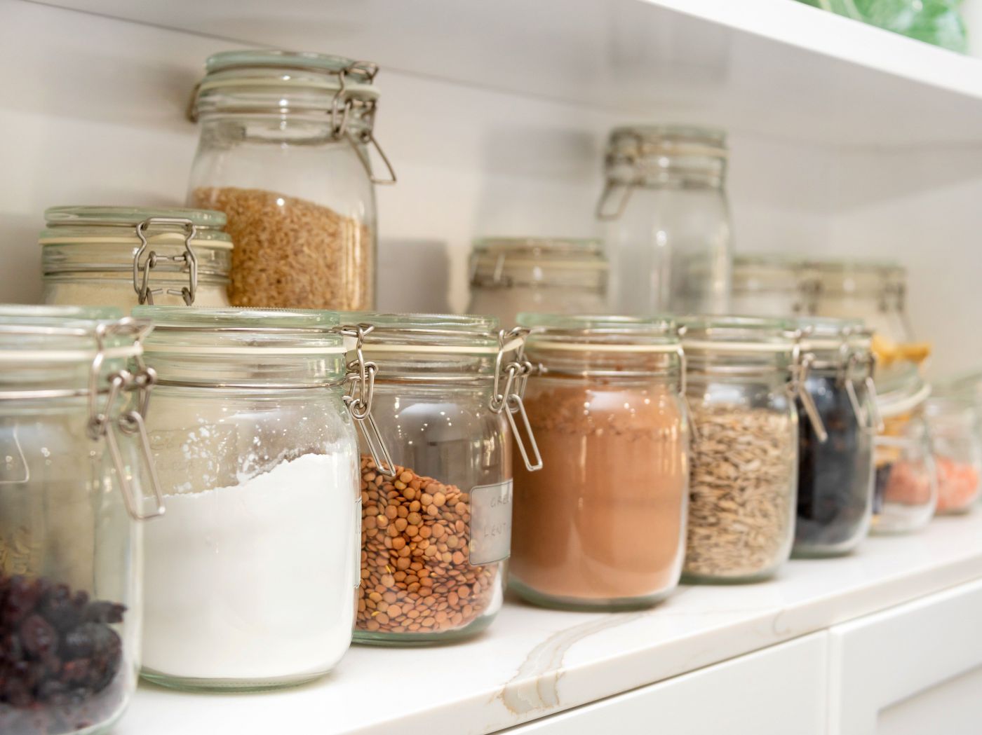 Verpackte Lebensmittel im Schrank
