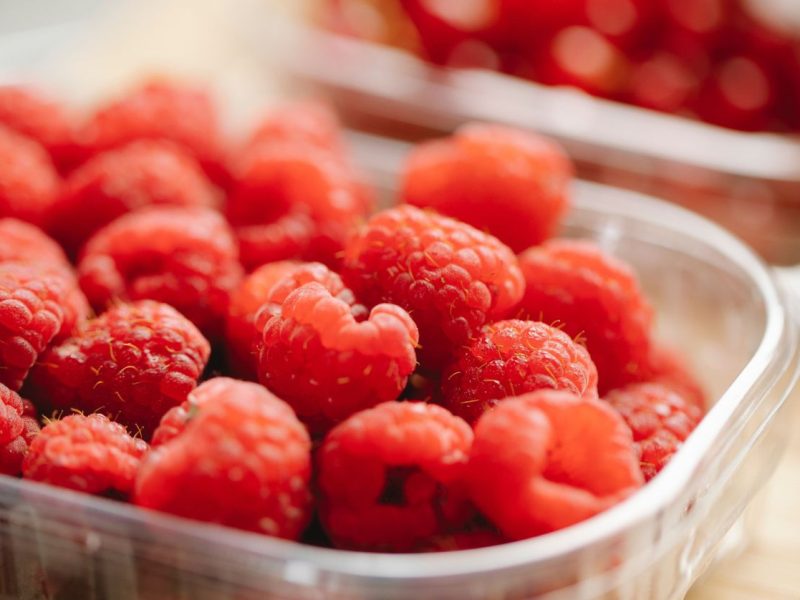 Himbeeren im Plastikbecher